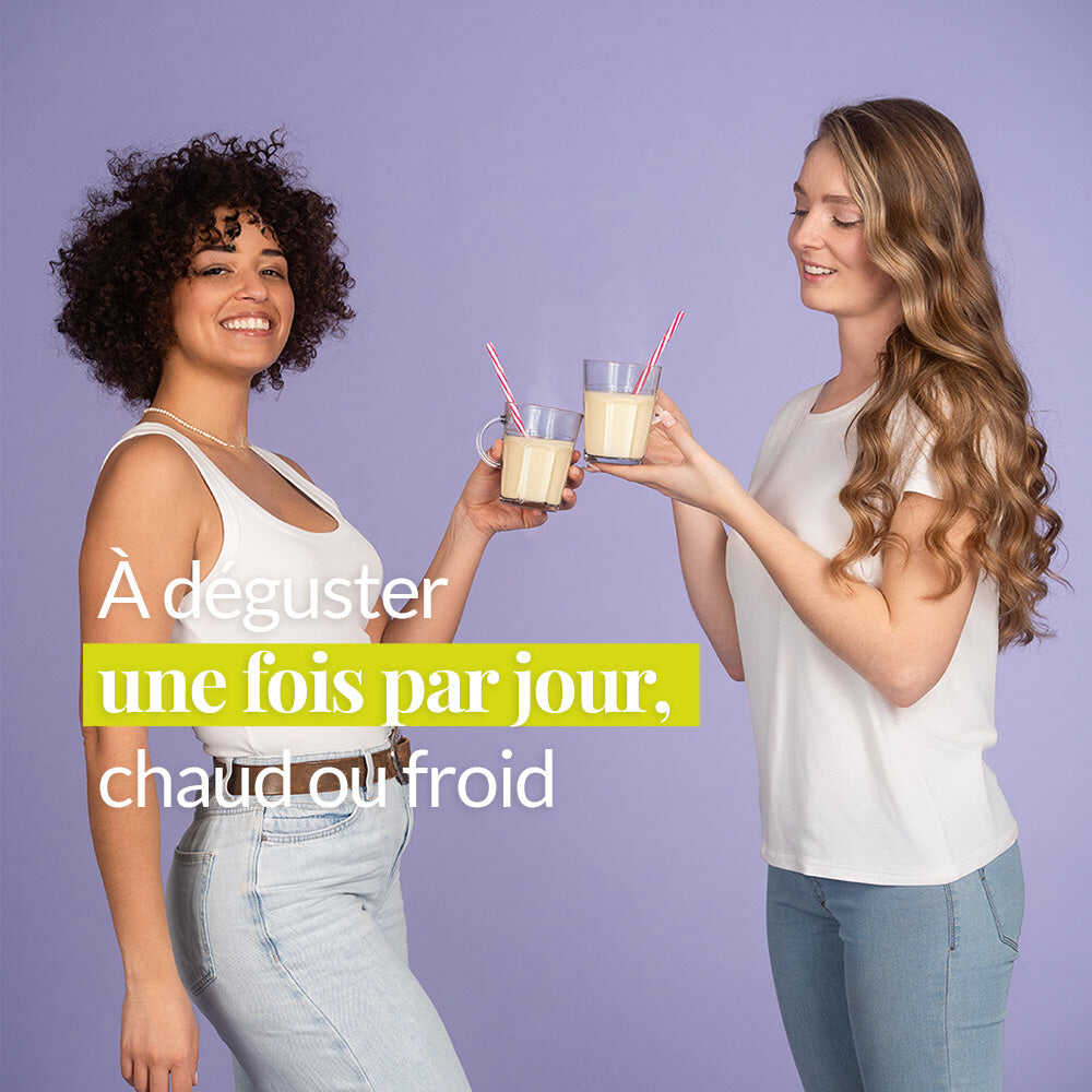 Une femme blanche aux cheveux lisse et blonds et une femme métisse aux cheveux bouclés et bruns dégustent un Cacao Boost Les Confiantes en souriant.