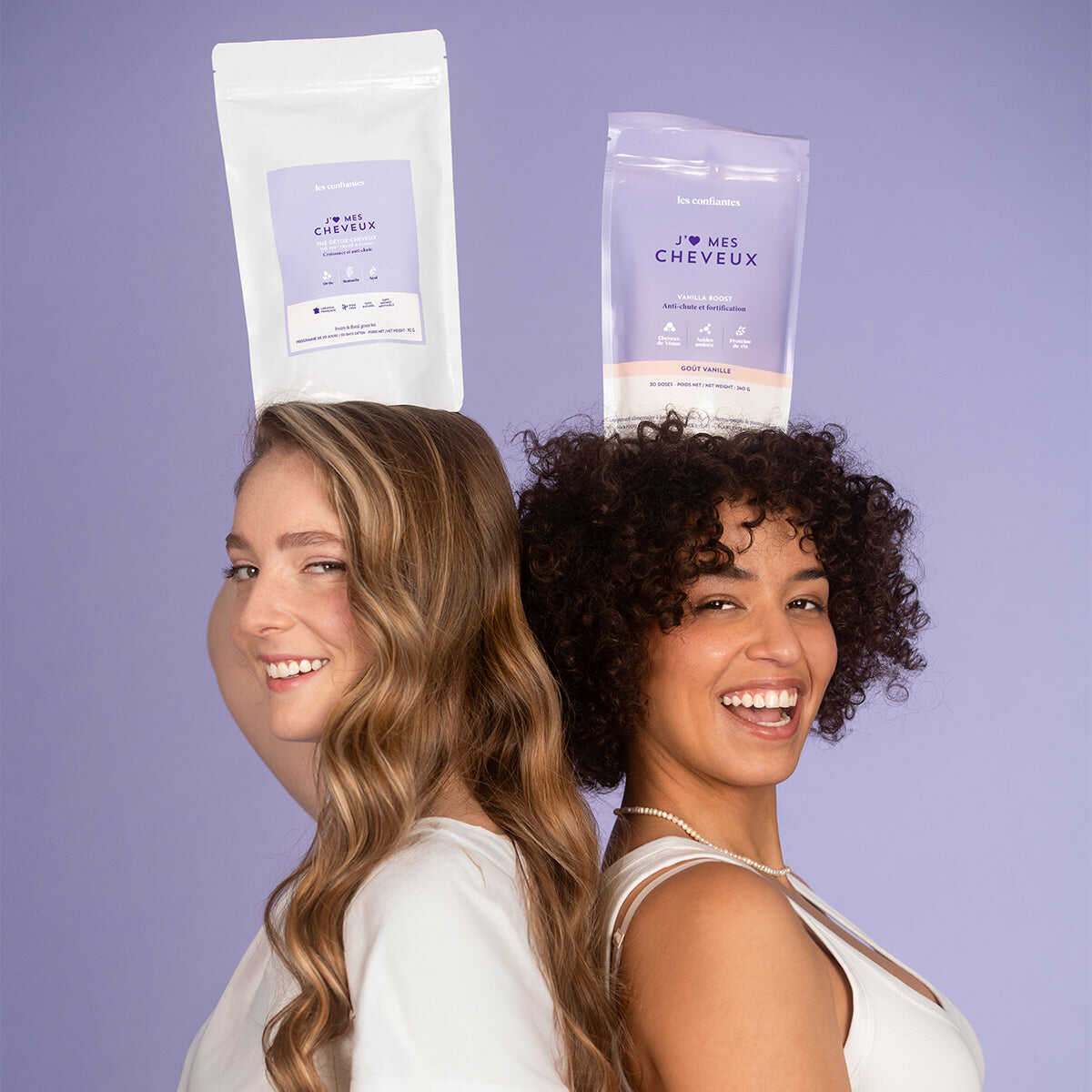 Deux femmes souriantes tenant un Cacao Boost et un Thé Vert Detox Les Confiantes au-dessus de leur tête.