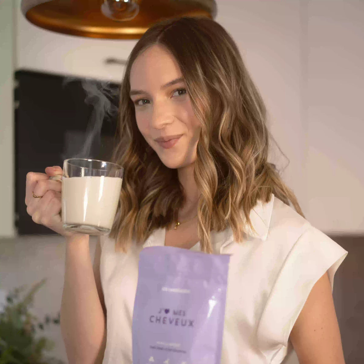 femme-qui-boit-un-cacao-boost-vanille-les-confiantes