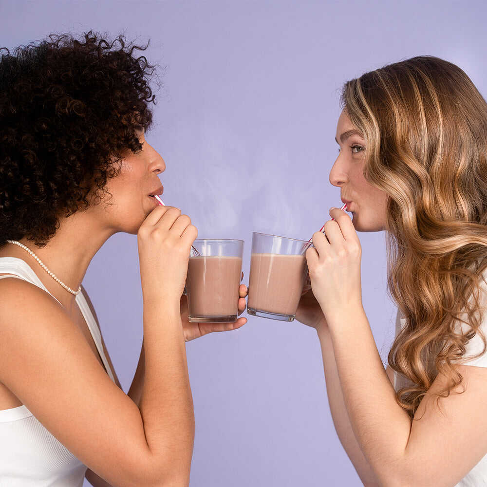 Modèle dégustant un Cacao Boost Les Confiantes, complément naturel pour la santé des cheveux.