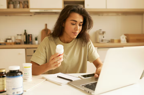 repérer les faux compléments capillaires en ligne 