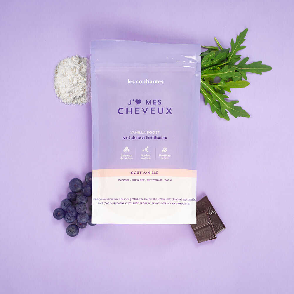 Cacao Boost complément alimentaire anti-chute et anti-alopécie sur fond violet avec de la roquette du chocolat et des myrtilles