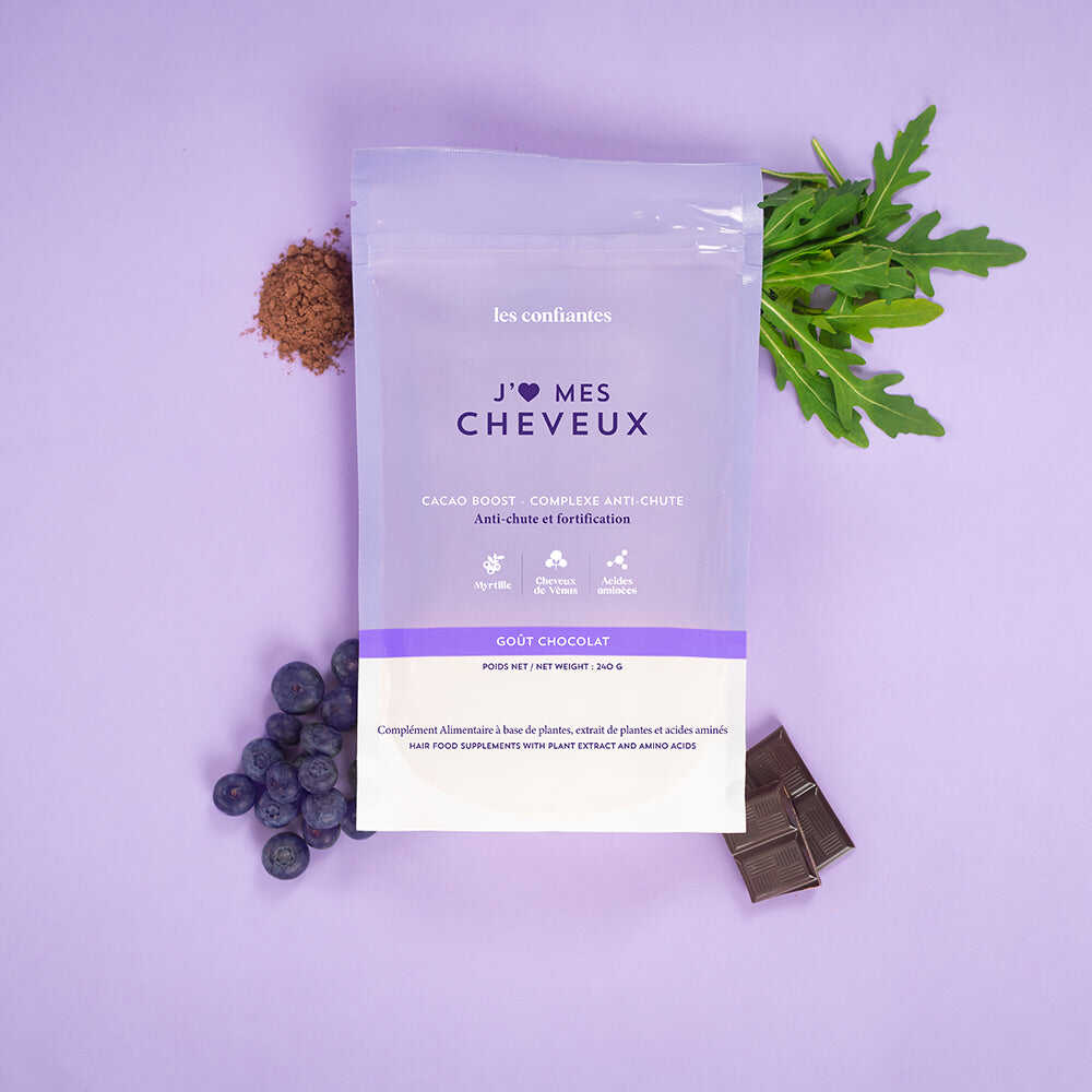 Cacao Boost complément alimentaire anti-chute et anti-alopécie sur fond violet avec de la roquette du chocolat et des myrtilles